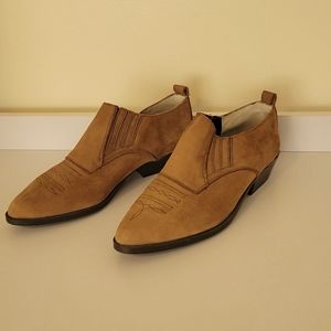Oak Tree Farms tan suede pointed toe Western style ankle booties size 7